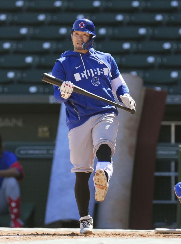 　実戦形式の練習をするカブス・鈴木＝メサ（共同）