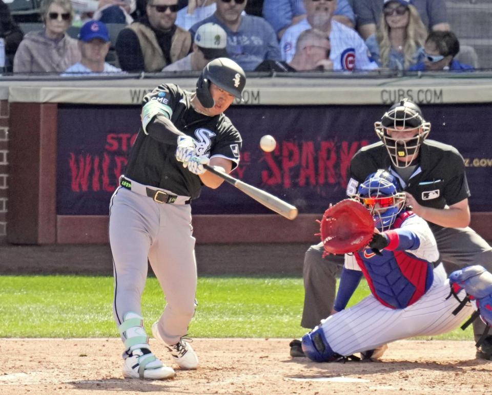 　カブス戦の４回、２点二塁打を放つ村上＝メサ（共同）