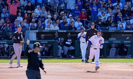 １回、ソロ本塁打を放って塁を回るカブス・鈴木。左端は一塁手村上（共同）