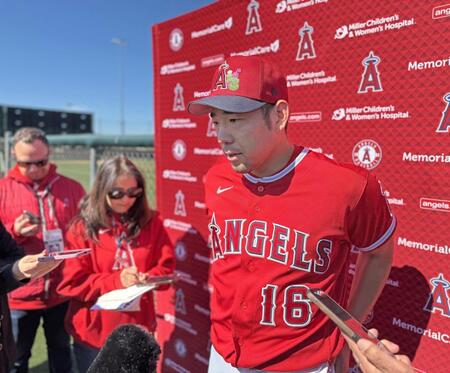 　取材に応じるエンゼルス・菊池＝テンピ（共同）