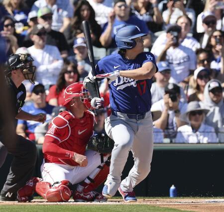 　エンゼルス戦の１回、三塁内野安打を放つドジャース・大谷＝テンピ（共同）