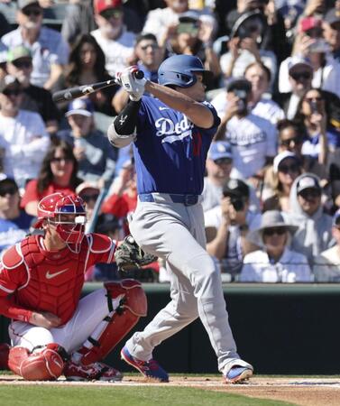 　エンゼルス戦の１回、三塁内野安打を放つドジャース・大谷＝テンピ（共同）