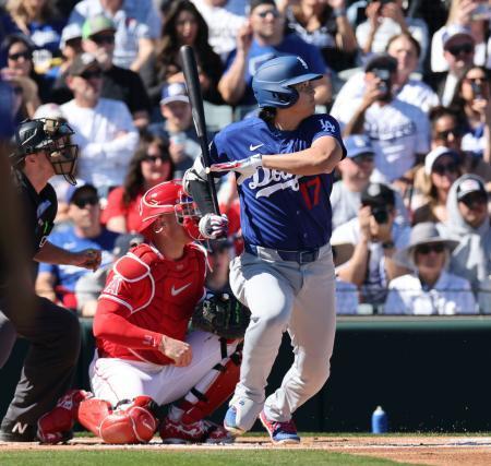 　エンゼルス戦の１回、三塁内野安打を放つドジャース・大谷＝テンピ（共同）