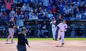 １回、ソロ本塁打を放って塁を回るカブス・鈴木。左端は一塁手村上（共同）