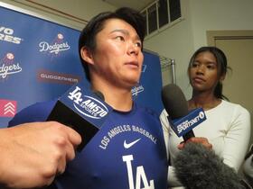 オープン戦降板後に取材に応じる山本（撮影・小林信行）