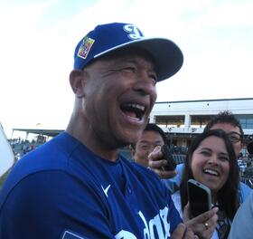 試合後の取材で笑顔を見せるロバーツ監督（撮影・小林信行）