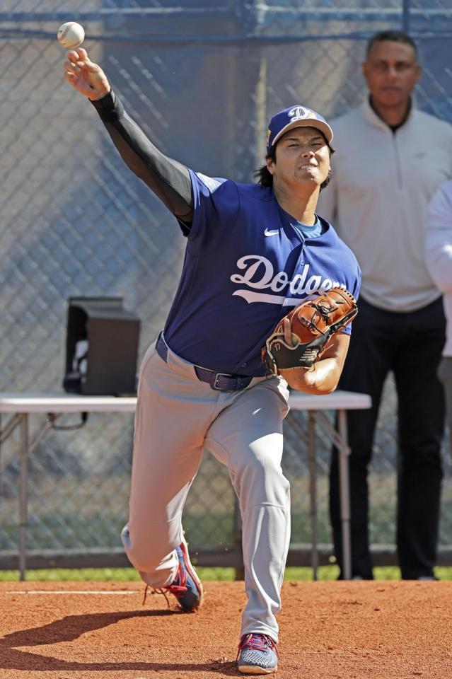 　ブルペンで投球練習する大谷（共同）