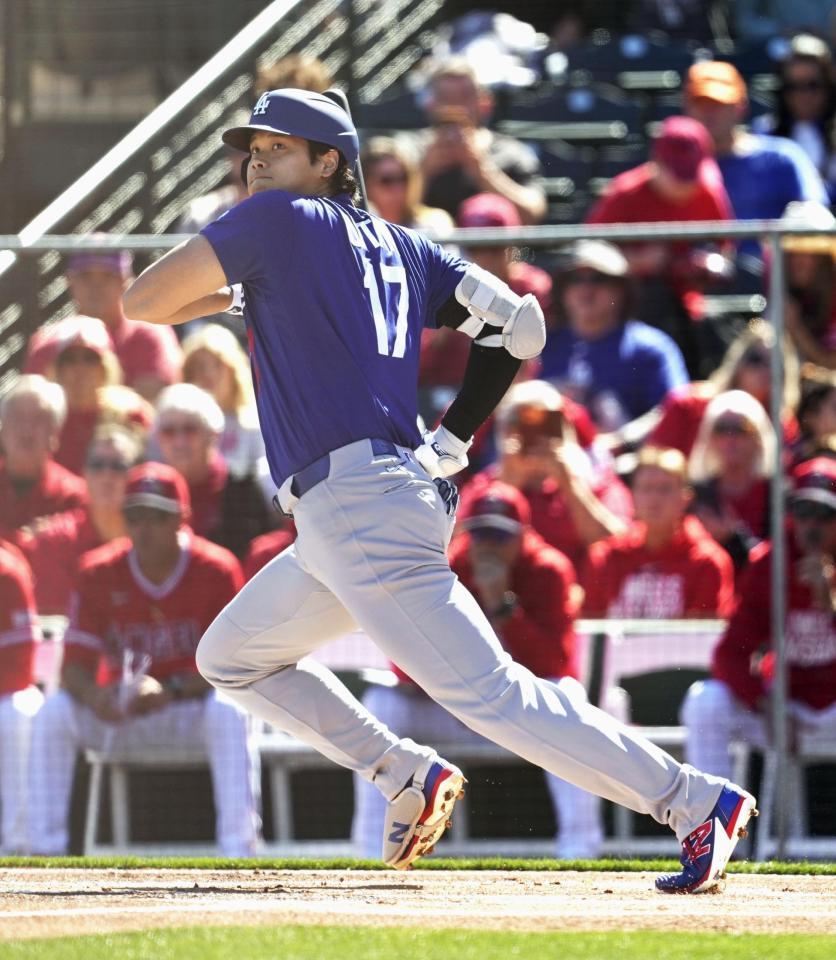 　米大リーグ、ドジャースのオープン戦初戦のエンゼルス戦の１回、三塁内野安打を放つ大谷翔平＝21日、アリゾナ州テンピ（共同）