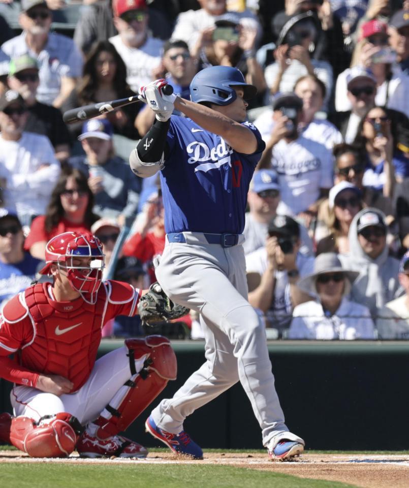 　エンゼルス戦の１回、三塁内野安打を放つドジャース・大谷＝テンピ（共同）