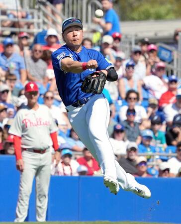 　２回、ゴロをさばくブルージェイズ・岡本（共同）