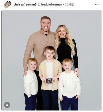 　第４子妊娠を発表したフリーマン一家。チャーリー君の手にはエコー写真が。フリーマンのインスタグラム（ｆｒｅｄｄｉｅｆｒｅｅｍａｎ）より 