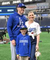 東京ドームで記念写真を撮るフレディ・フリーマン一家＝２０２５年