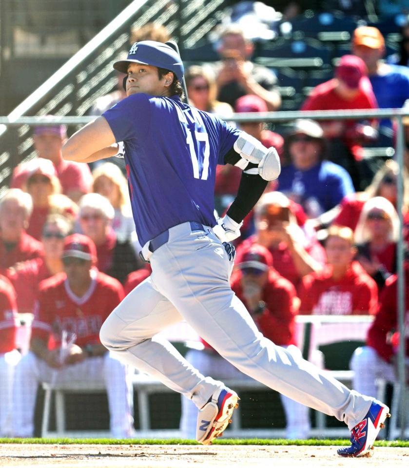 ドジャースのオープン戦初戦のエンゼルス戦の１回、三塁内野安打を放つ大谷翔平（共同）