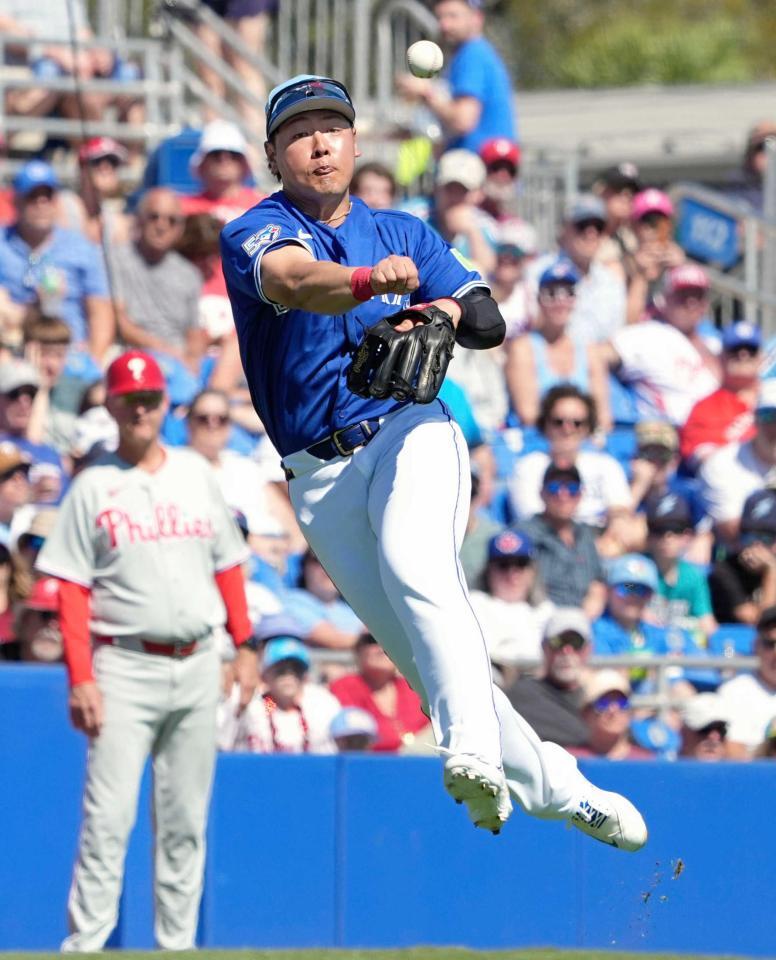 　２回、ゴロをさばくブルージェイズ・岡本（共同）