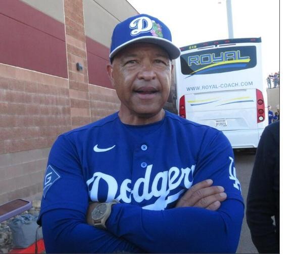 試合後に報道陣の質問に答えるロバーツ監督（撮影・小林信行）