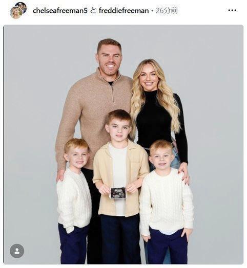 　第４子妊娠を発表したフリーマン一家。チャーリー君の手にはエコー写真が。フリーマンのインスタグラム（ｆｒｅｄｄｉｅｆｒｅｅｍａｎ）より 