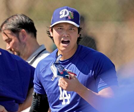 　フリー打撃の合間に声を出す大谷（共同）
