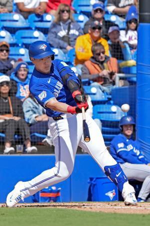 　メッツ戦の２回、初本塁打となる２ランを放つブルージェイズ・岡本＝ダンイーデン（共同）