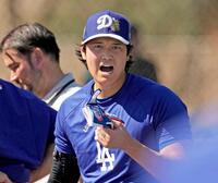 　フリー打撃の合間に声を出す大谷（共同）