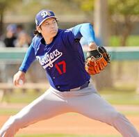 　実戦形式の練習に登板する大谷（共同）