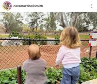 スミスの長女・シャーロットちゃん（右）と次女・レイトンちゃん。カラ夫人のインスタグラム（ｃａｒａｍａｒｔｉｎｅｌｌｓｍｉｔｈ）より