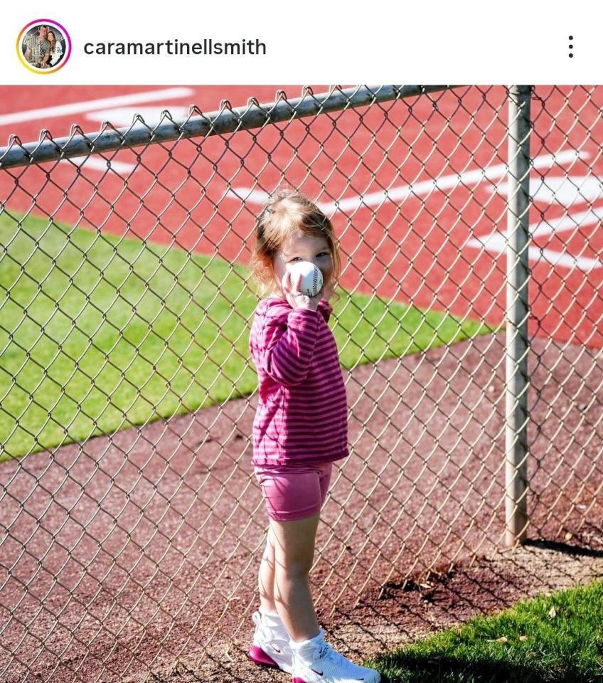 スミスの妻・カラさんのインスタグラム（ｃａｒａｍａｒｔｉｎｅｌｌｓｍｉｔｈ）より