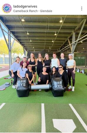 ドジャース奥様会のインスタグラム（＠ｌａｄｏｄｇｅｒｗｉｖｅｓ）から