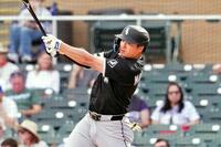 　８回、左翼線二塁打を放つホワイトソックス・村上（共同）