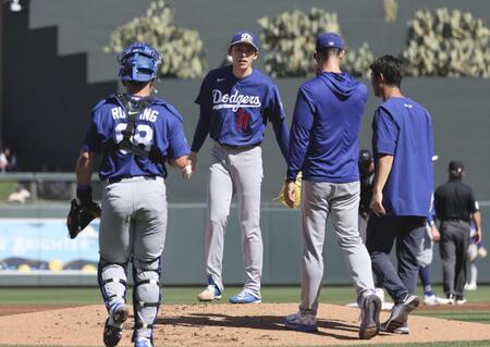 　ダイヤモンドバックス戦の１回、２点二塁打を許した佐々木（左から２人目）＝共同