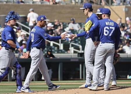 　ダイヤモンドバックス戦の２回途中、ロバーツ監督（左から２人目）に降板を告げられる佐々木（共同）