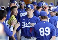 　ダイヤモンドバックス戦の２回途中、降板しチームメートに迎えられる佐々木（共同）