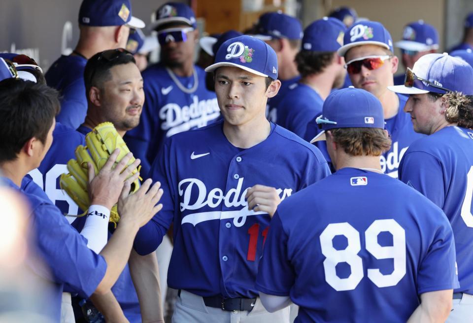 　ダイヤモンドバックス戦の２回途中、降板しチームメートに迎えられる佐々木（共同）