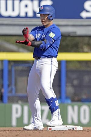 　マーリンズ戦の４回、２点二塁打を放ったブルージェイズ・岡本＝ダンイーデン（共同）