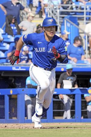 　マーリンズ戦の４回、２点二塁打を放つブルージェイズ・岡本＝ダンイーデン（共同）