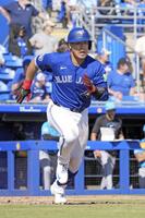 　マーリンズ戦の４回、２点二塁打を放つブルージェイズ・岡本＝ダンイーデン（共同）