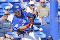 　マーリンズ戦の４回、２点二塁打を放つブルージェイズ・岡本＝ダンイーデン（共同）