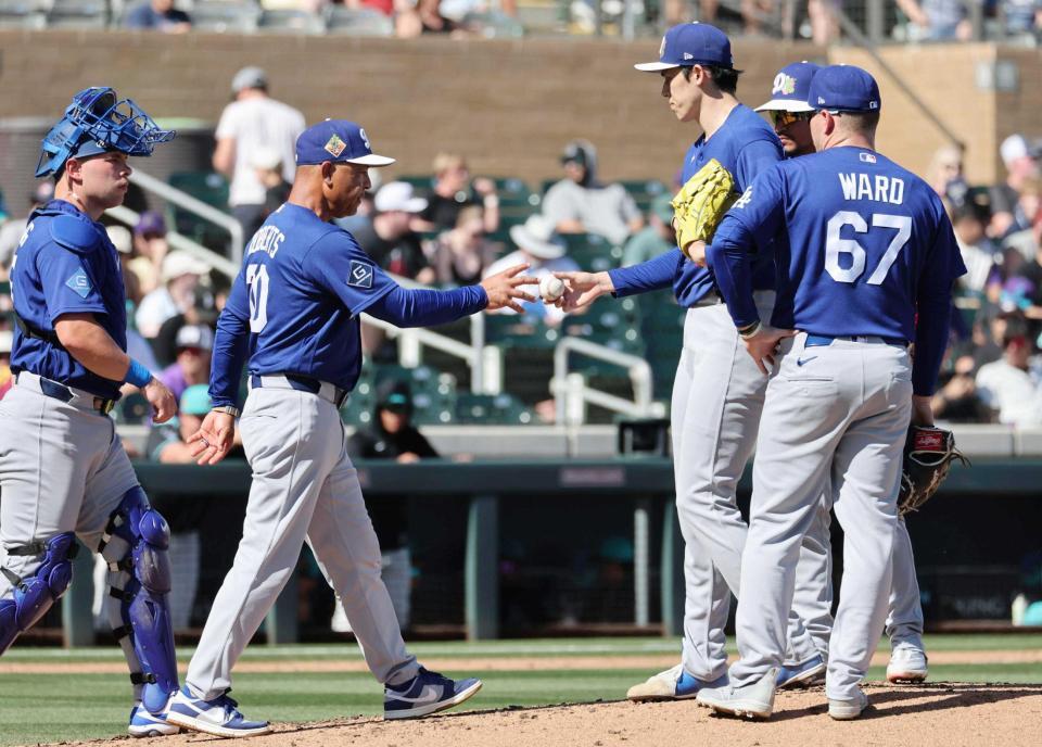 　２回途中、ロバーツ監督（左から２人目）に降板を告げられるドジャース・佐々木（共同）