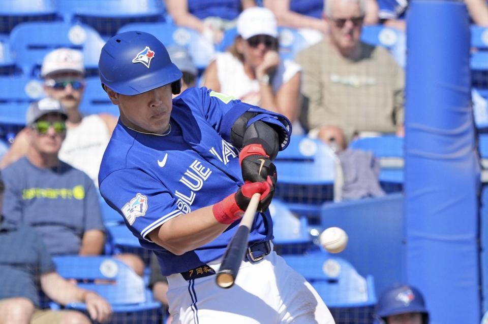 　マーリンズ戦の４回、２点二塁打を放つブルージェイズ・岡本＝ダンイーデン（共同）