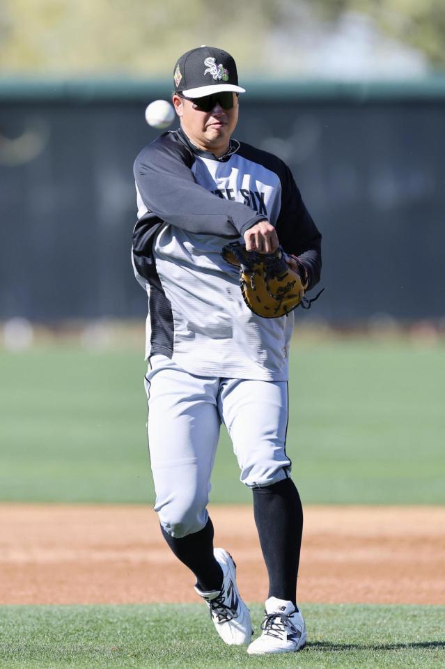 　守備練習するホワイトソックス・村上＝グレンデール（共同）