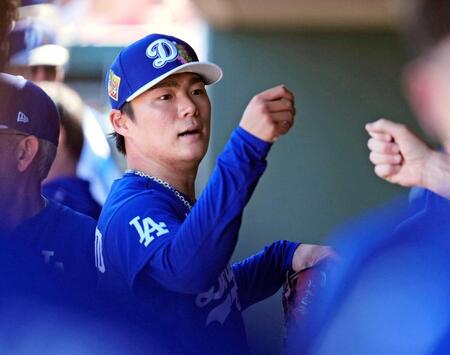 　ジャイアンツ戦に先発して３回を投げ終え、チームメートにタッチで迎えられるドジャース・山本（共同）