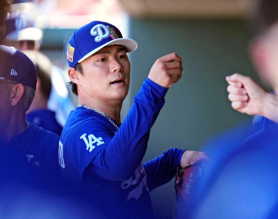 　ジャイアンツ戦に先発して３回を投げ終え、チームメートにタッチで迎えられるドジャース・山本（共同）