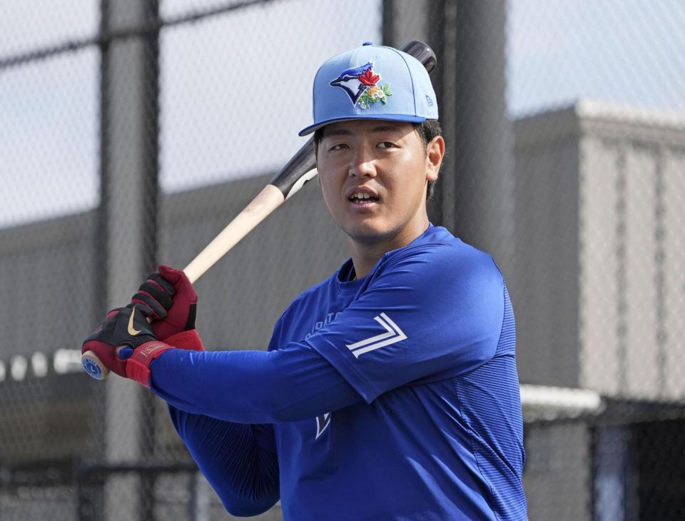 　フリー打撃の前に素振りをする岡本＝ダンイーデン（共同）