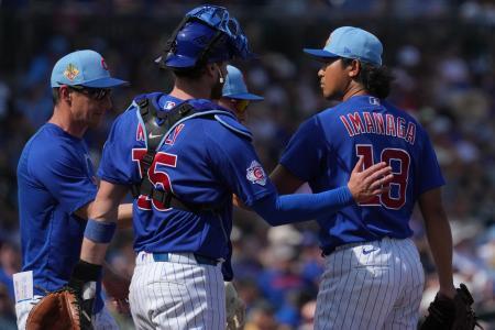 　監督にボールを渡すカブスの今永（右）＝１日、メサ（ロイター＝共同）