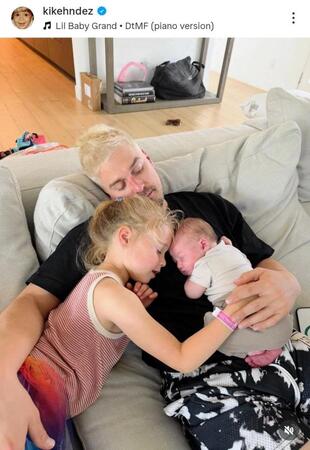 　第２子と長女ペネロペちゃんと一緒に眠るキケ。キケ・ヘルナンデスのインスタグラム（ｋｉｋｅｈｅｎｄｅｚ）より