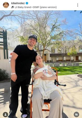 　第２子を抱っこする妻・マリアナさんと。キケ・ヘルナンデスのインスタグラム（ｋｉｋｅｈｅｎｄｅｚ）より