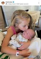 　第２子にキスするペネロペちゃん。キケ・ヘルナンデスのインスタグラム（ｋｉｋｅｈｅｎｄｅｚ）より