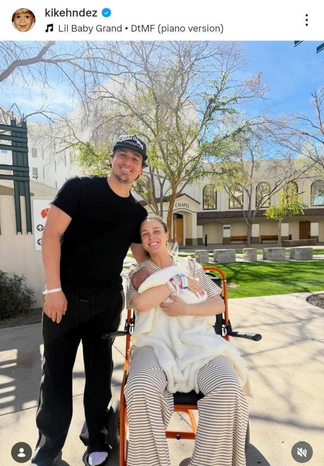 　第２子を抱っこする妻・マリアナさんと。キケ・ヘルナンデスのインスタグラム（ｋｉｋｅｈｅｎｄｅｚ）より