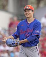 カージナルス戦に先発し、マウンドで笑顔の千賀（共同）