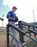 ２回を投げ終え、ベンチに戻る千賀（共同）