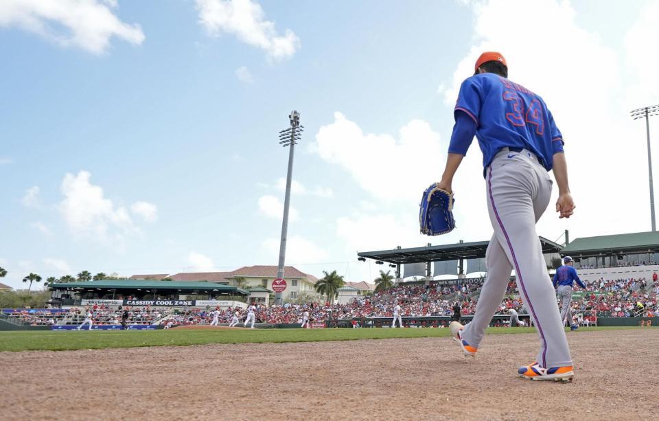 ３回、マウンドに向かう千賀（共同）